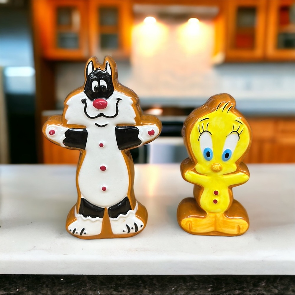 Warner Brothers WB Looney Tunes Ceramic Sylvester & Tweety Salt Pepper Shakers